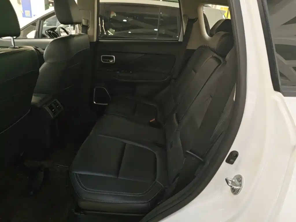 Mitsubishi Outlander — фото 17