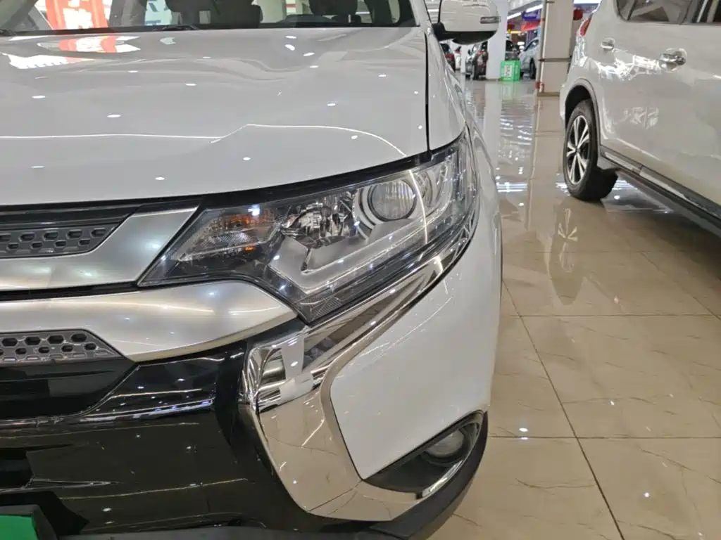 Mitsubishi Outlander — фото 24