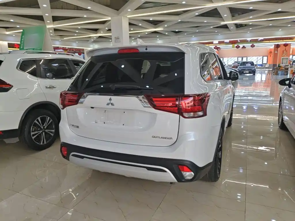 Mitsubishi Outlander — фото 7
