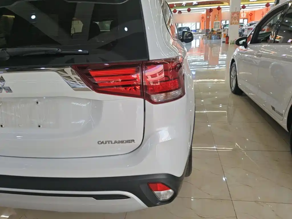 Mitsubishi Outlander — фото 8