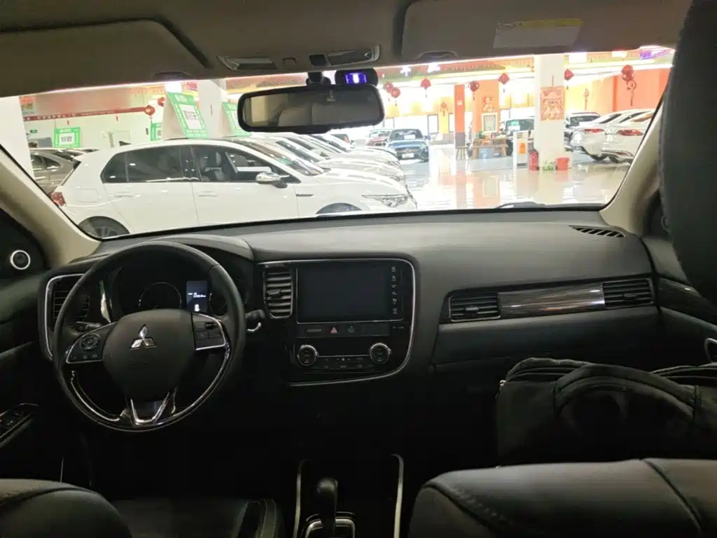 Mitsubishi Outlander — фото 10