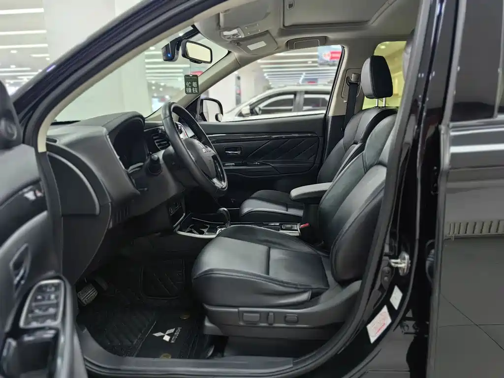 Mitsubishi Outlander — фото 11