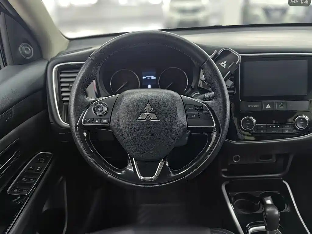 Mitsubishi Outlander — фото 8