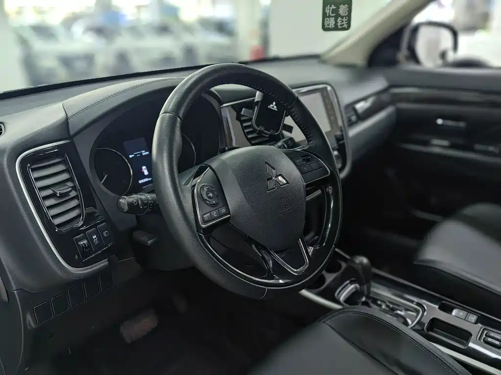 Mitsubishi Outlander — фото 10