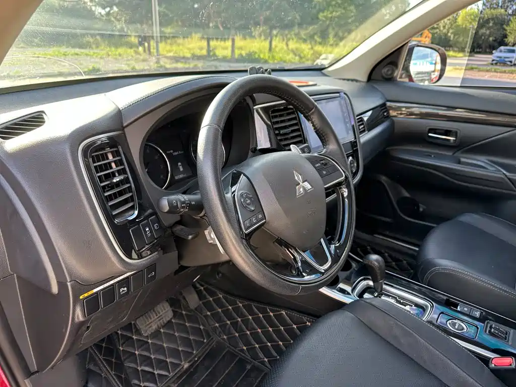 Mitsubishi Outlander — фото 11