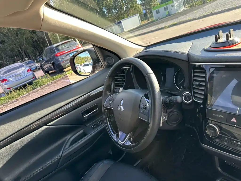 Mitsubishi Outlander — фото 17