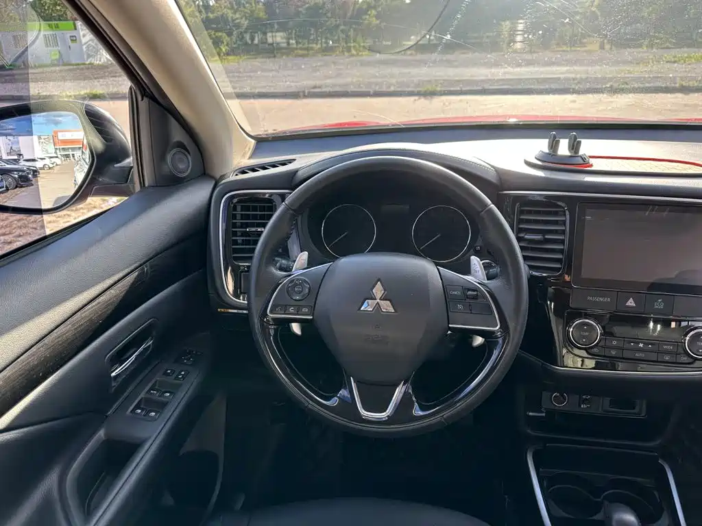 Mitsubishi Outlander — фото 20