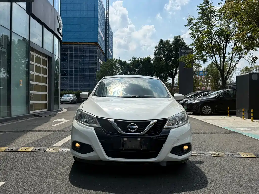 Nissan Tiida — фото 2