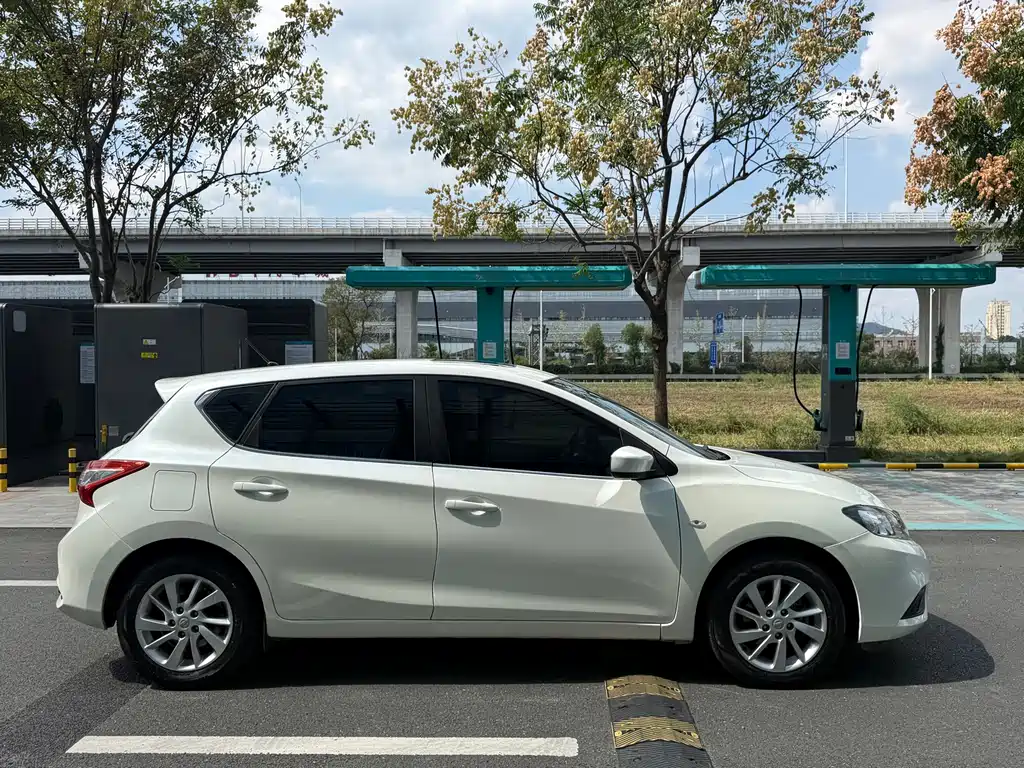 Nissan Tiida — фото 4