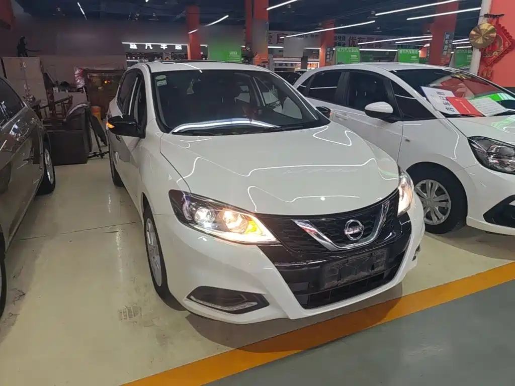 Nissan Tiida — фото 4