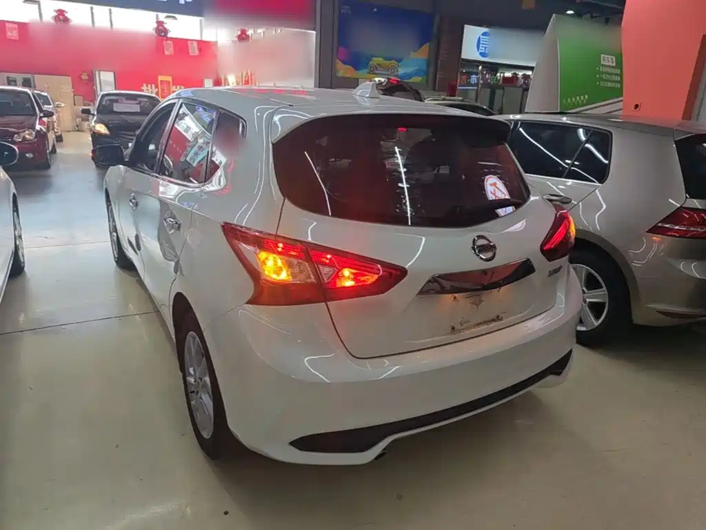 Nissan Tiida — фото 5