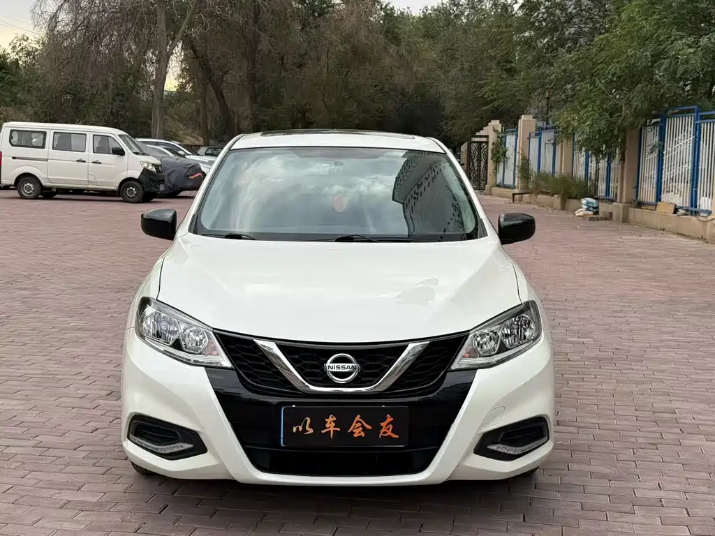 Nissan Tiida — фото 2