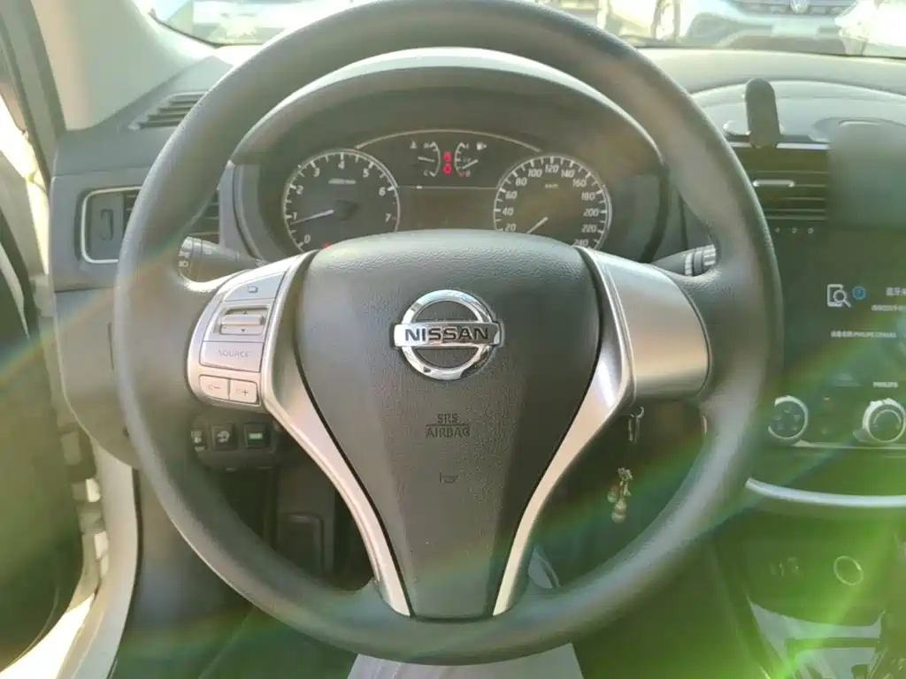 Nissan Tiida — фото 11