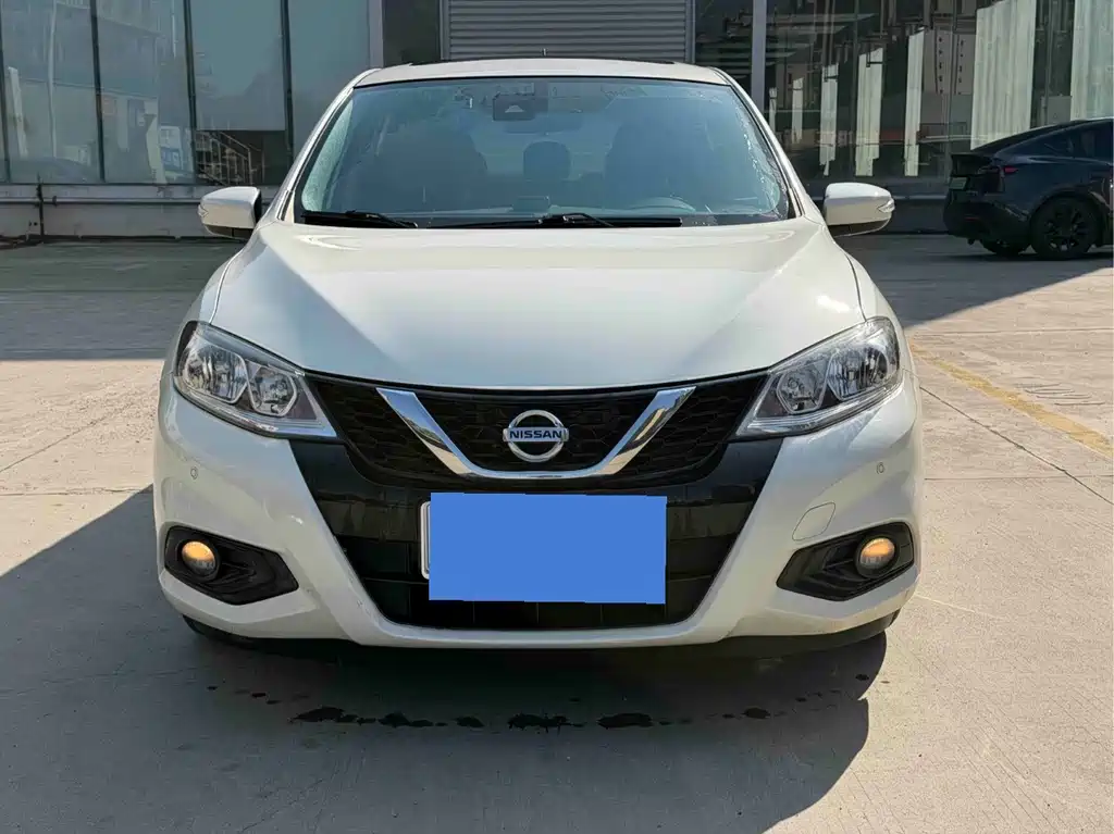 Nissan Tiida — фото 2