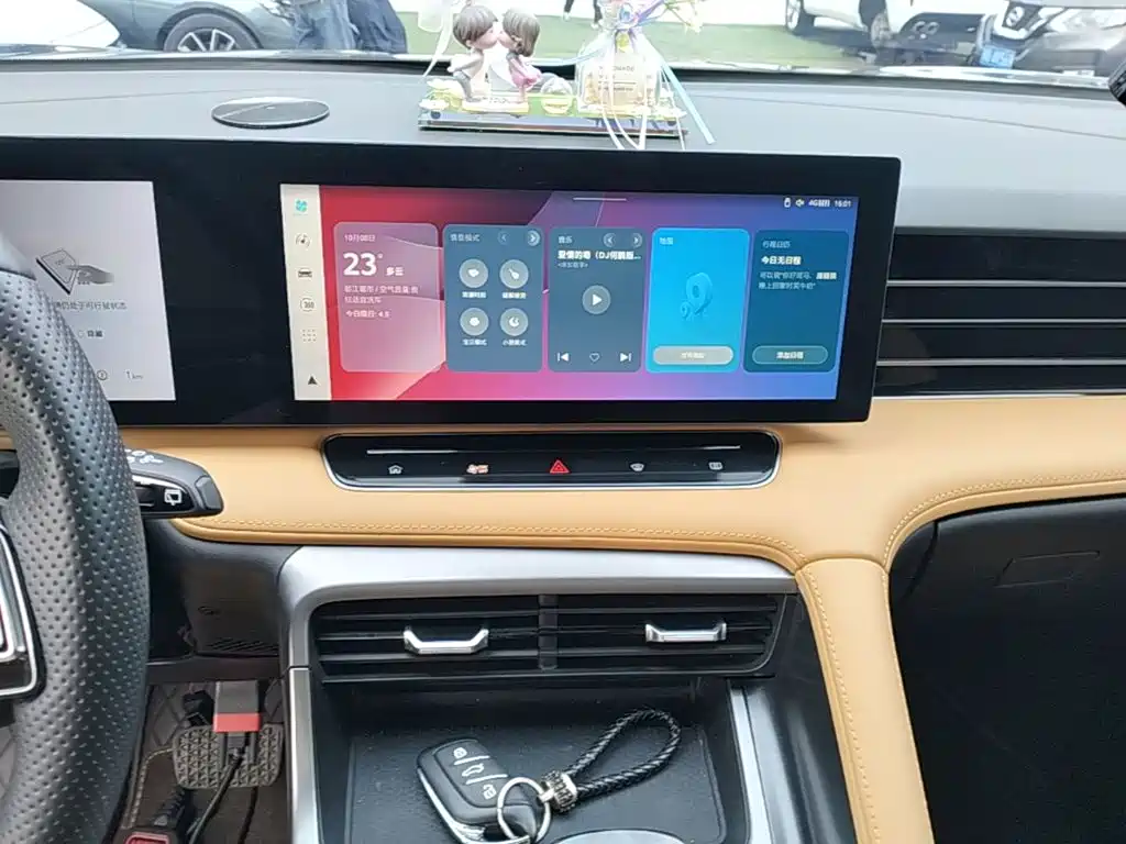 Roewe RX5 New Energy — фото 13