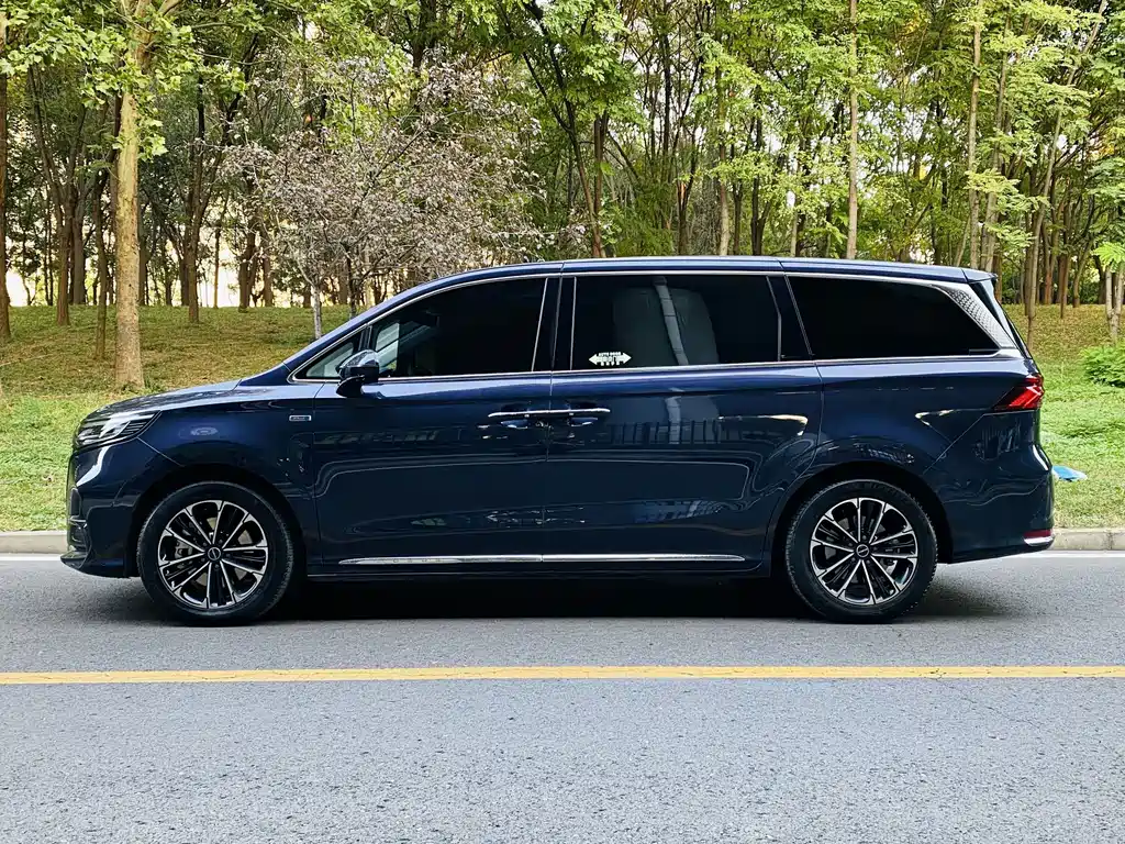 Roewe iMAX8 — фото 3