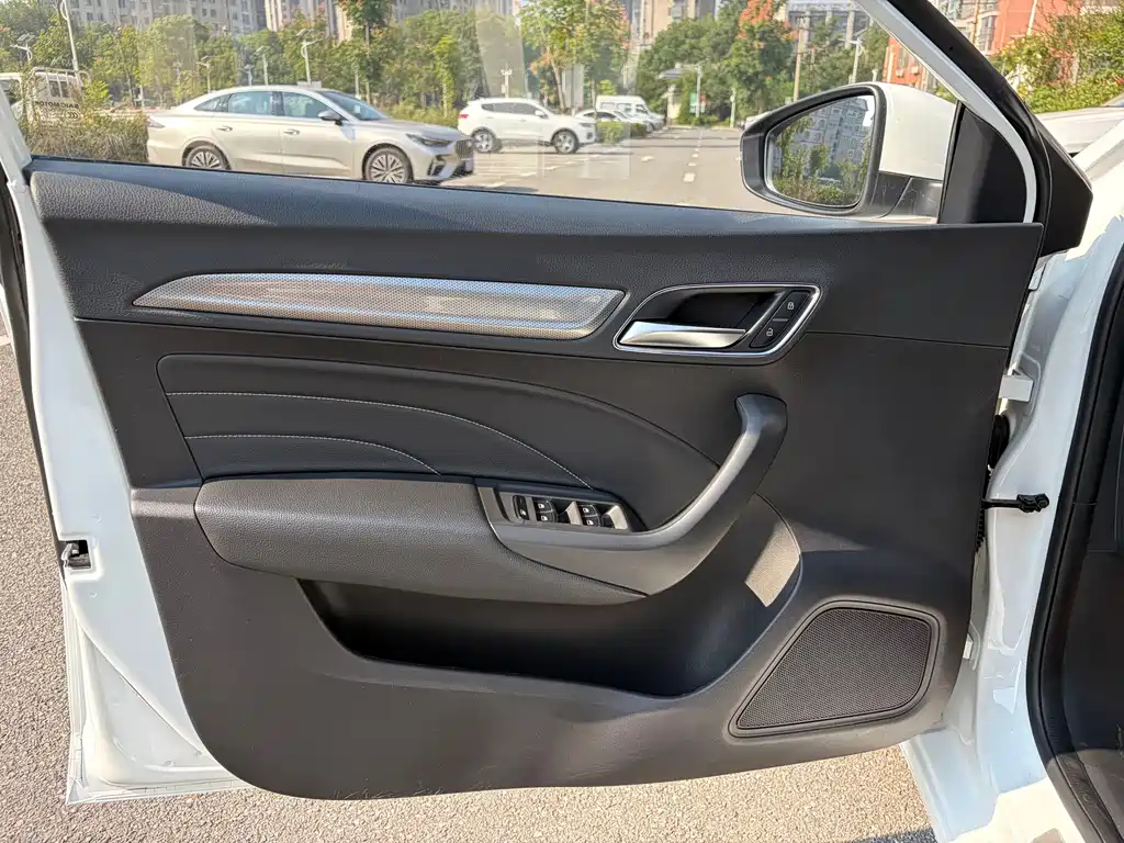 Roewe i6 Classic — фото 13