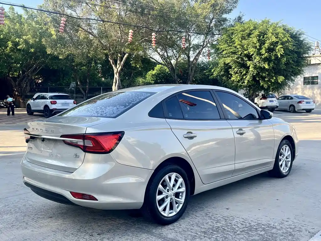 Roewe i5 — фото 7