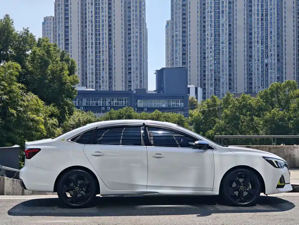 Roewe i6 MAX New Energy — фото 5