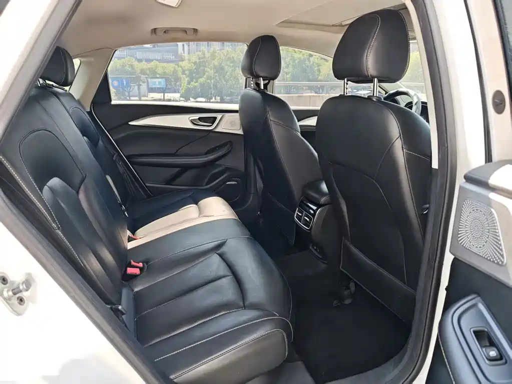 Roewe i6 MAX New Energy — фото 8