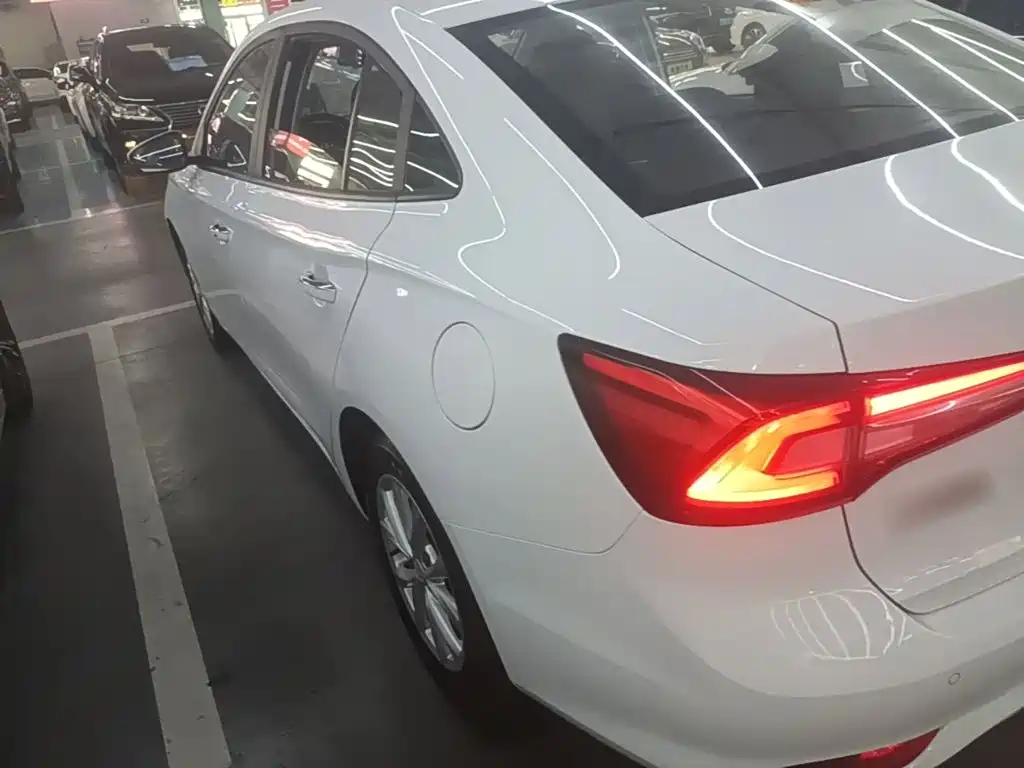 Roewe i5 — фото 5