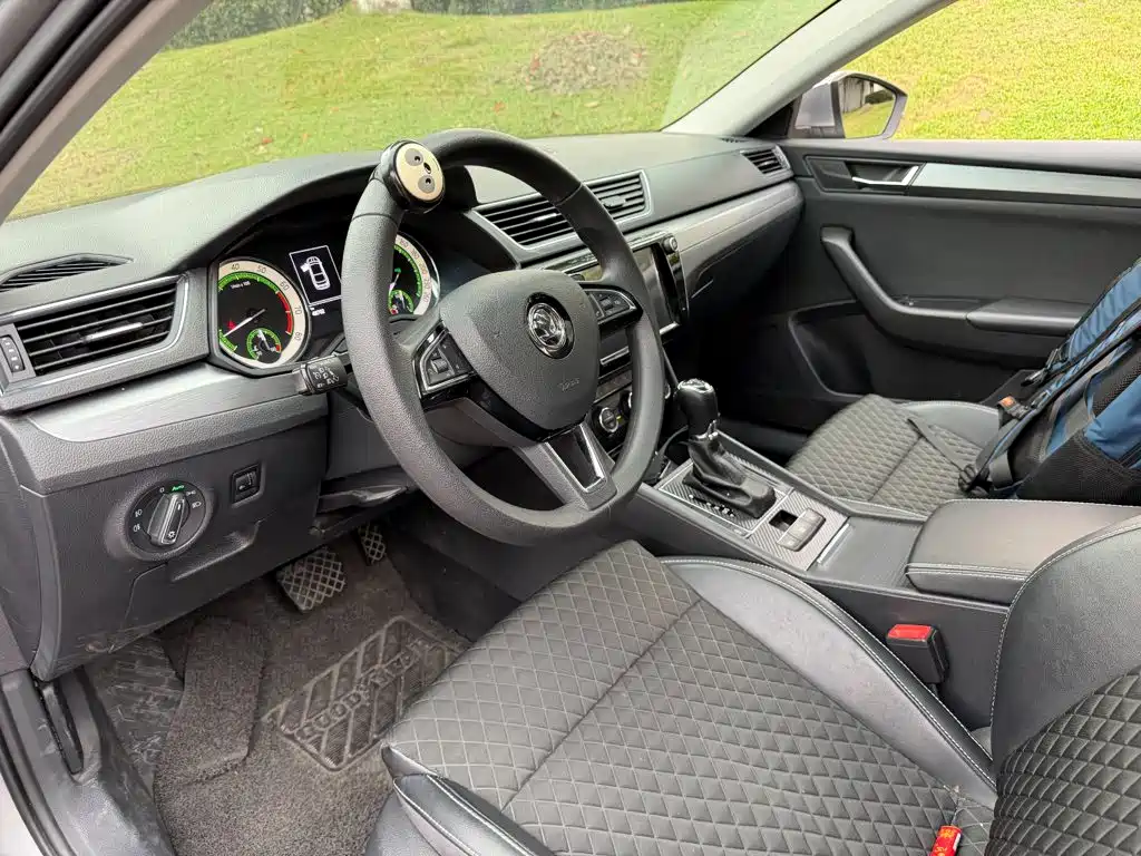 Skoda Superb — фото 7