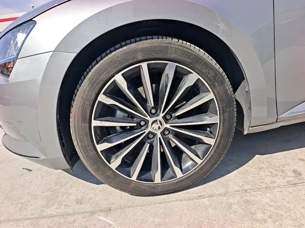 Skoda Superb — фото 23