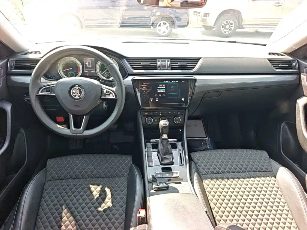 Skoda Superb — фото 10
