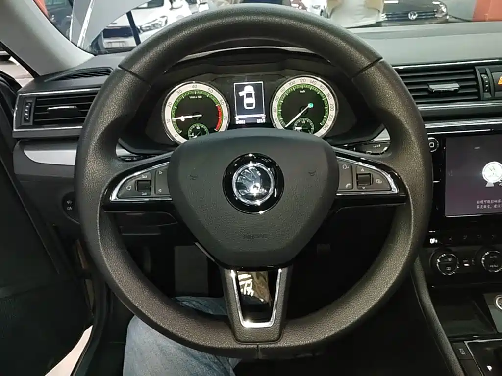 Skoda Superb — фото 11