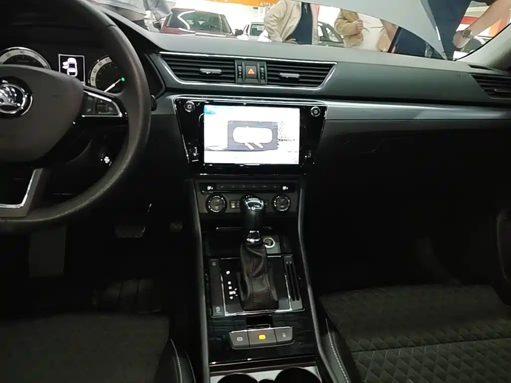 Skoda Superb — фото 13