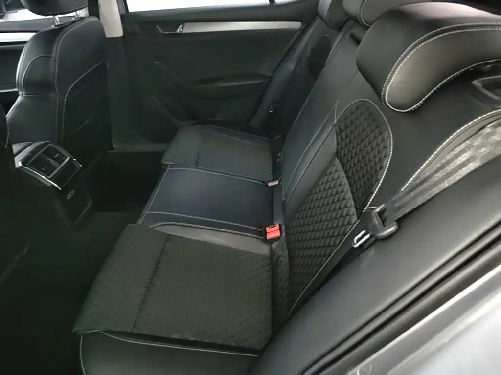 Skoda Superb — фото 17