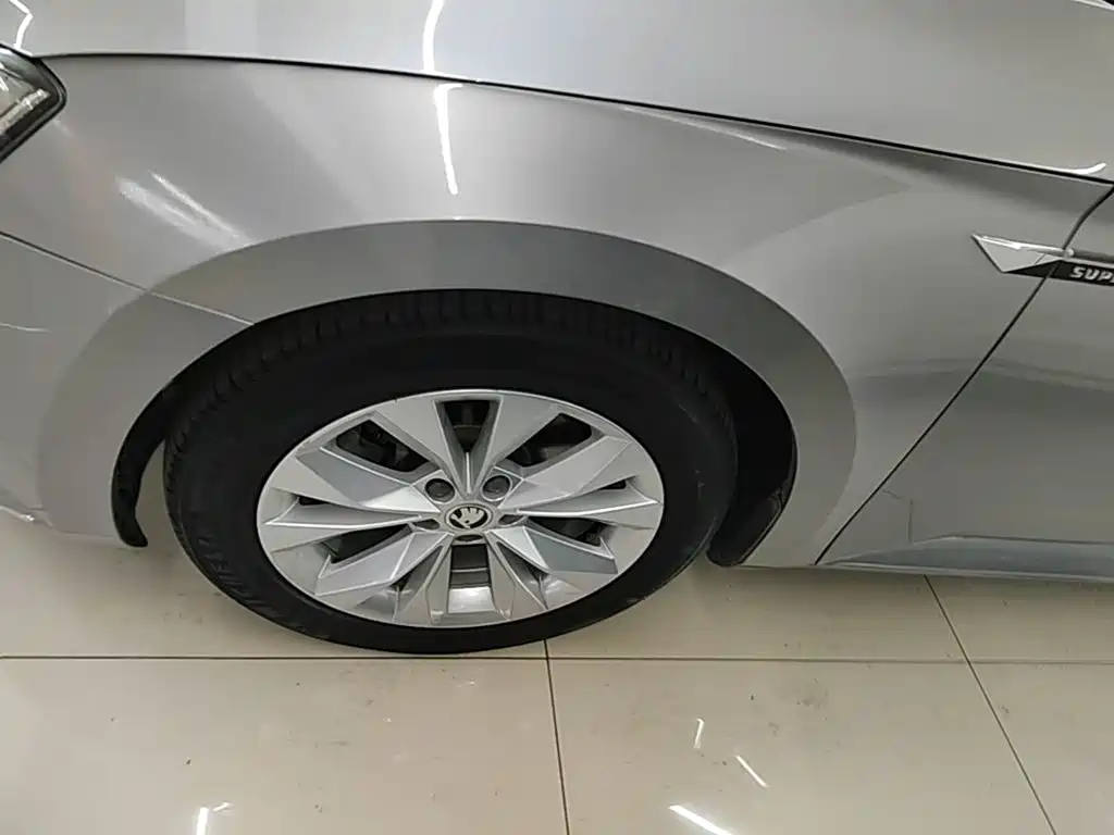 Skoda Superb — фото 23