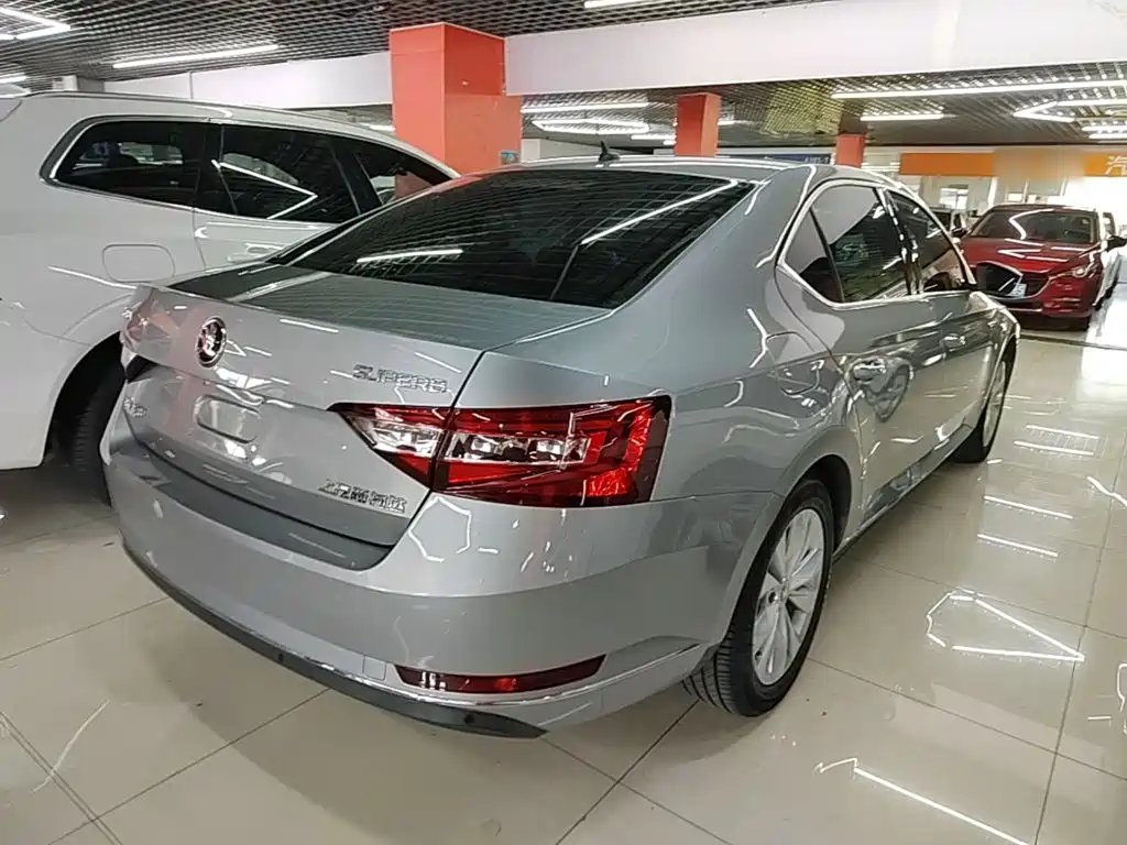Skoda Superb — фото 7