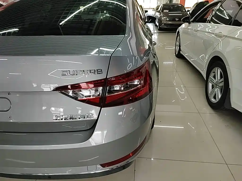 Skoda Superb — фото 8