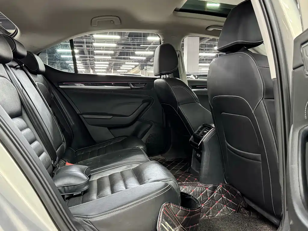 Skoda Superb — фото 19