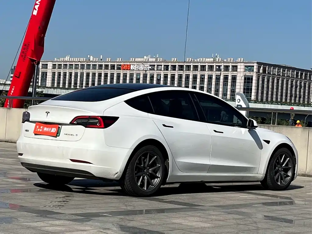 Tesla Model 3 — фото 4