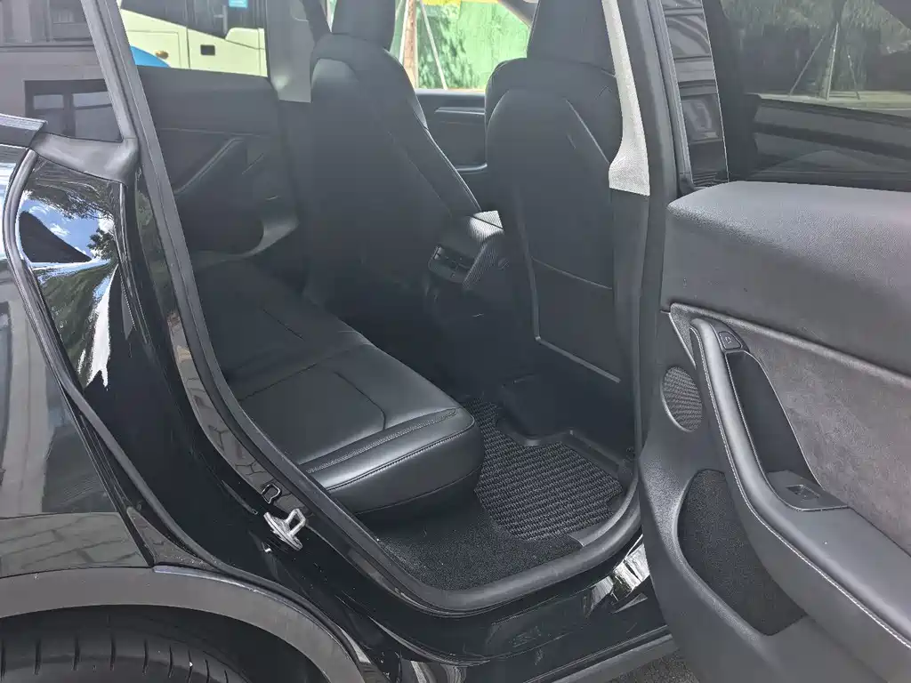 Tesla Model Y — фото 13