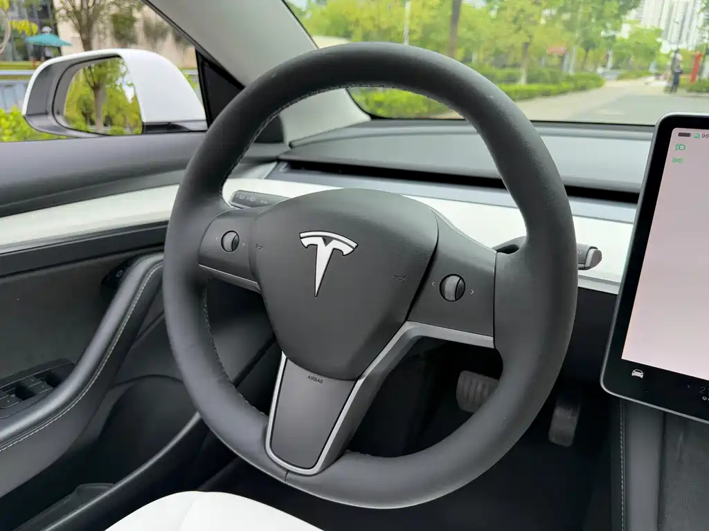 Tesla Model 3 — фото 14