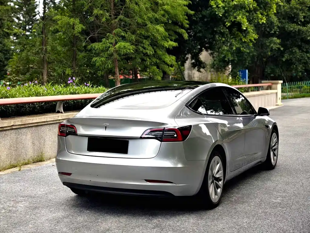 Tesla Model 3 — фото 9