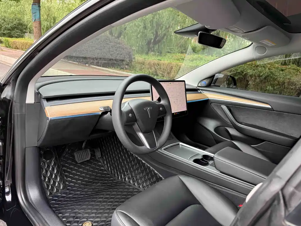 Tesla Model 3 — фото 10