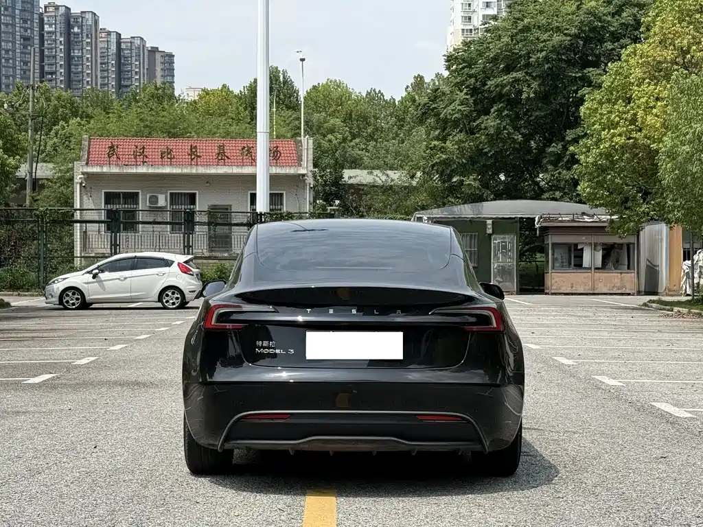 Tesla Model 3 — фото 4