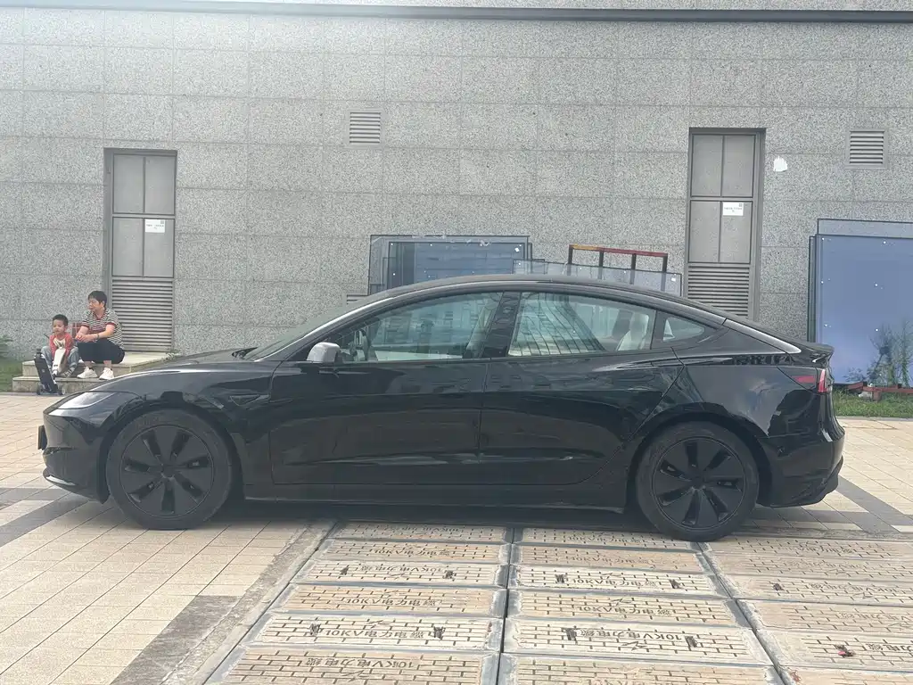Tesla Model 3 — фото 3