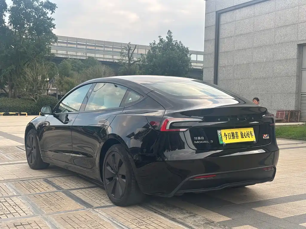 Tesla Model 3 — фото 4