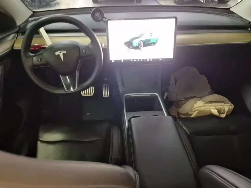 Tesla Model Y — фото 10
