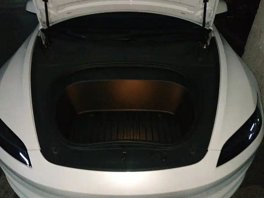 Tesla Model 3 — фото 10
