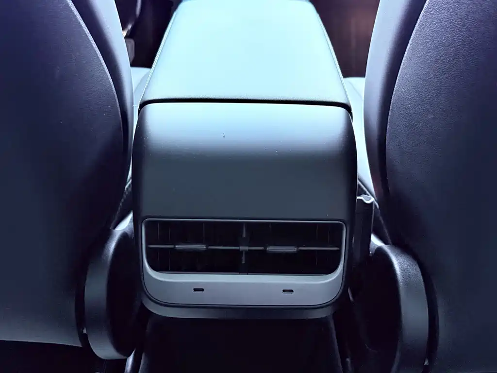 Tesla Model Y — фото 17
