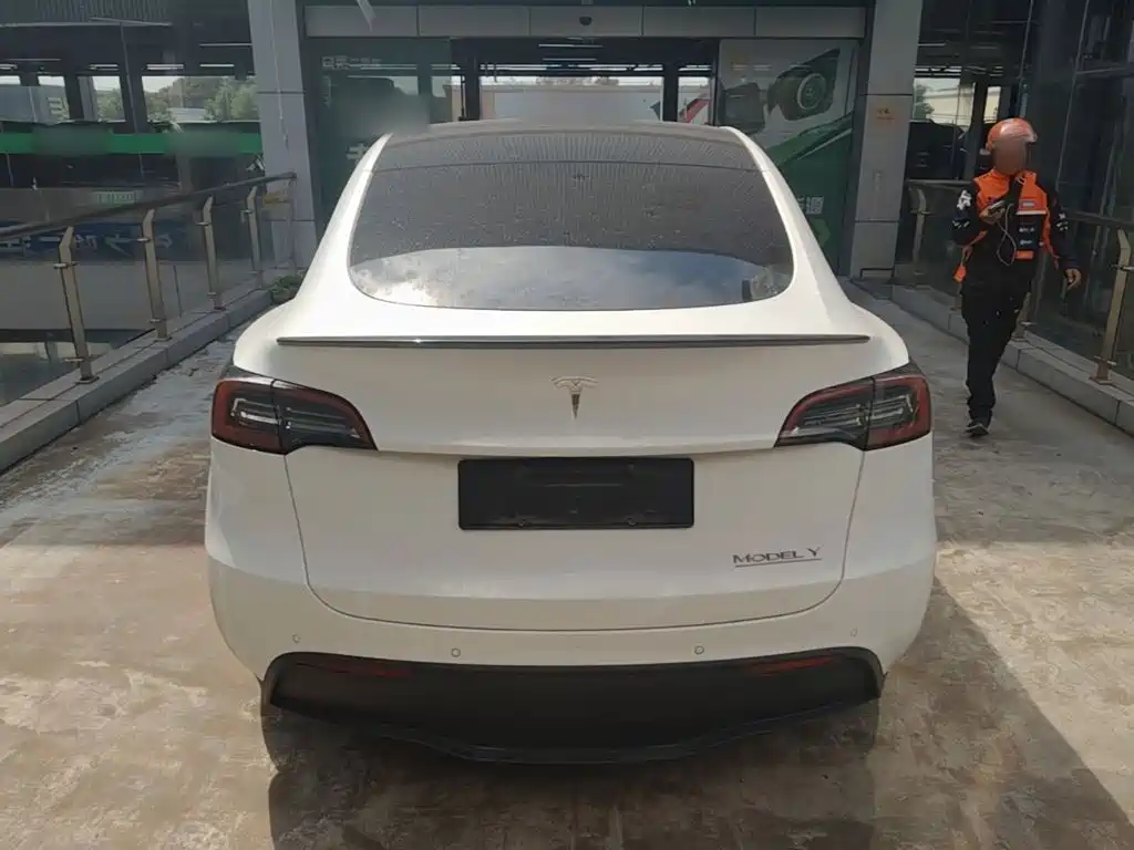 Tesla Model Y — фото 6