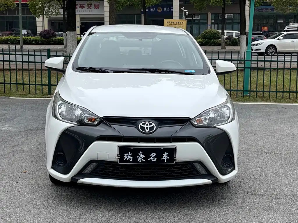 Toyota Yaris L — фото 2