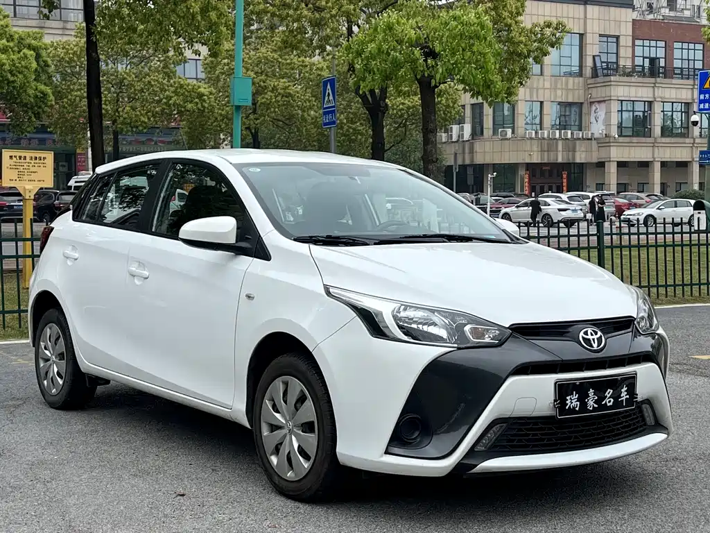 Toyota Yaris L — фото 3