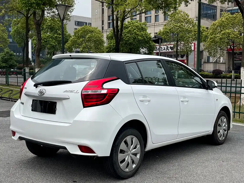 Toyota Yaris L — фото 4